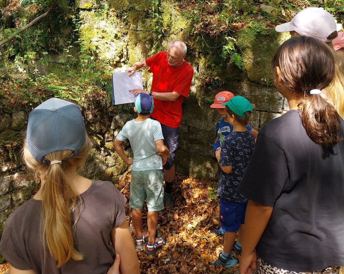 Kinder mit Vortragenden im Wald