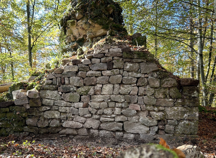 Trockenmauer mit durchlaufenden Lagen