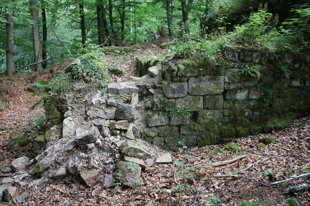 Ausgebrochene Steinmauer